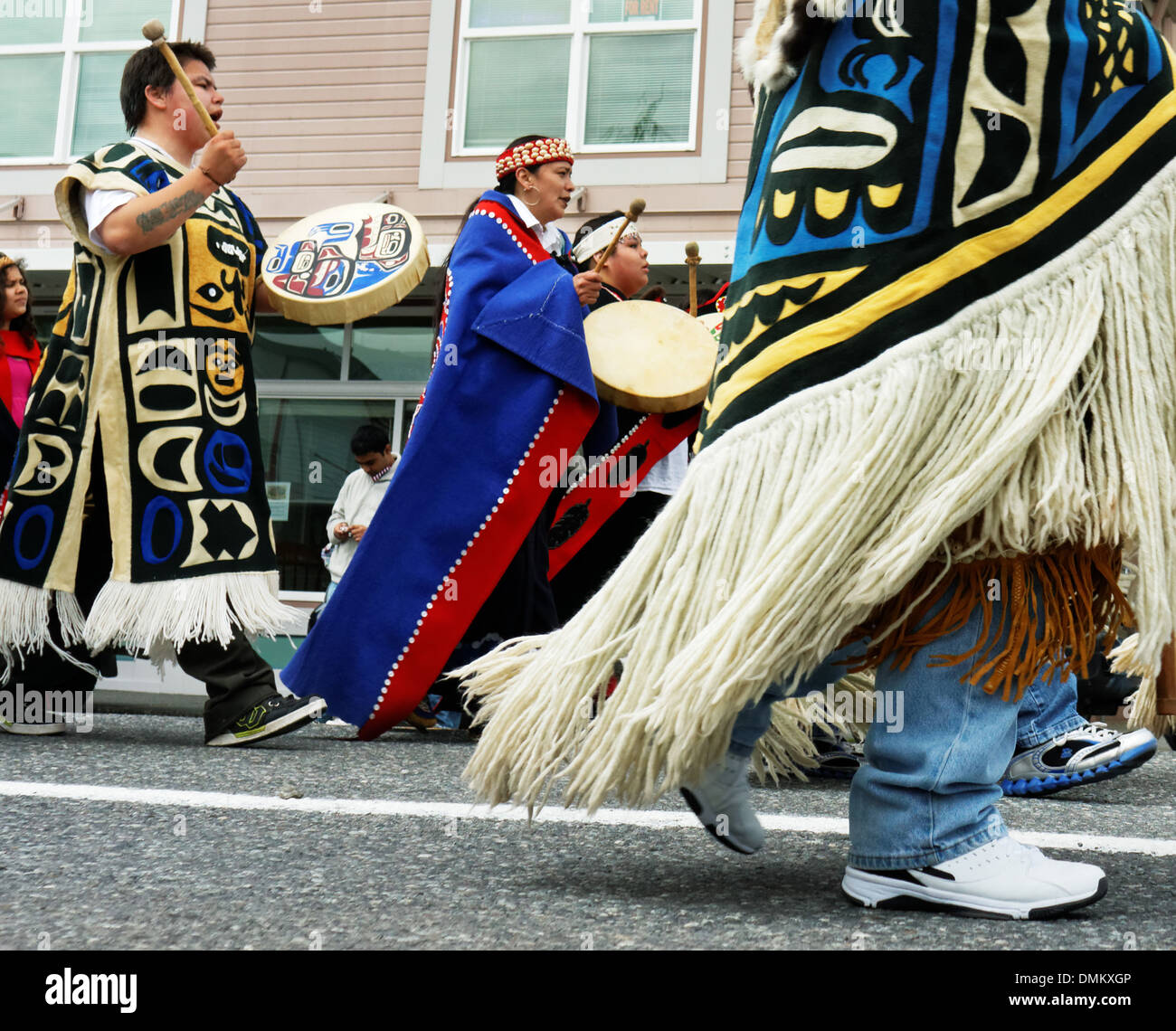 Nativi indiani americani esecuzione in via di luglio parade, Ketchikan, Alaska, STATI UNITI D'AMERICA Foto Stock