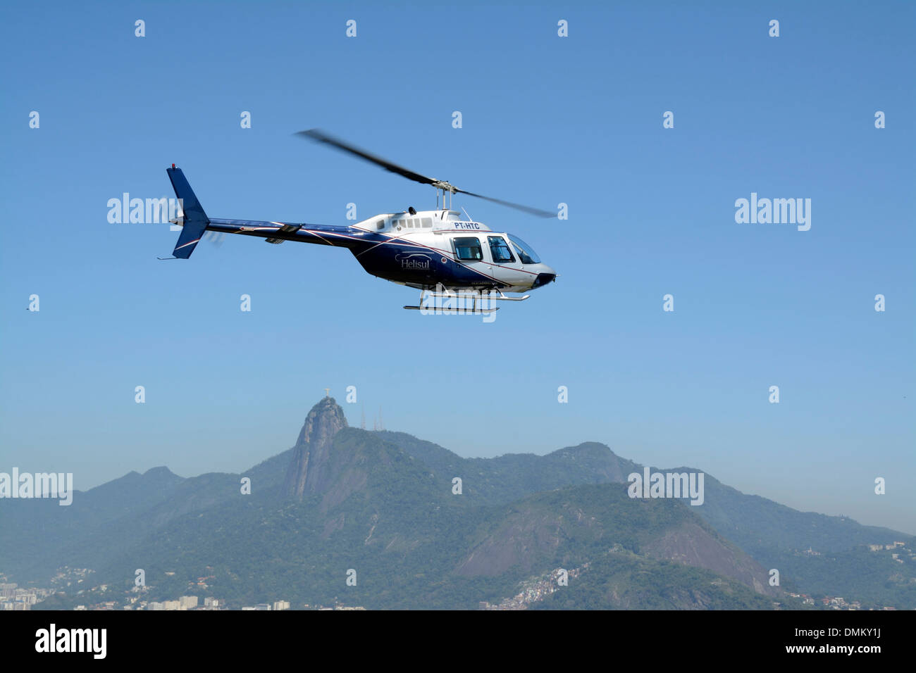 Un elicottero turistico decollerà presso un piazzale di atterraggio sulla collina di Urca vicino al Monte Sugarloaf a Rio de Janeiro, Brasile. Foto Stock