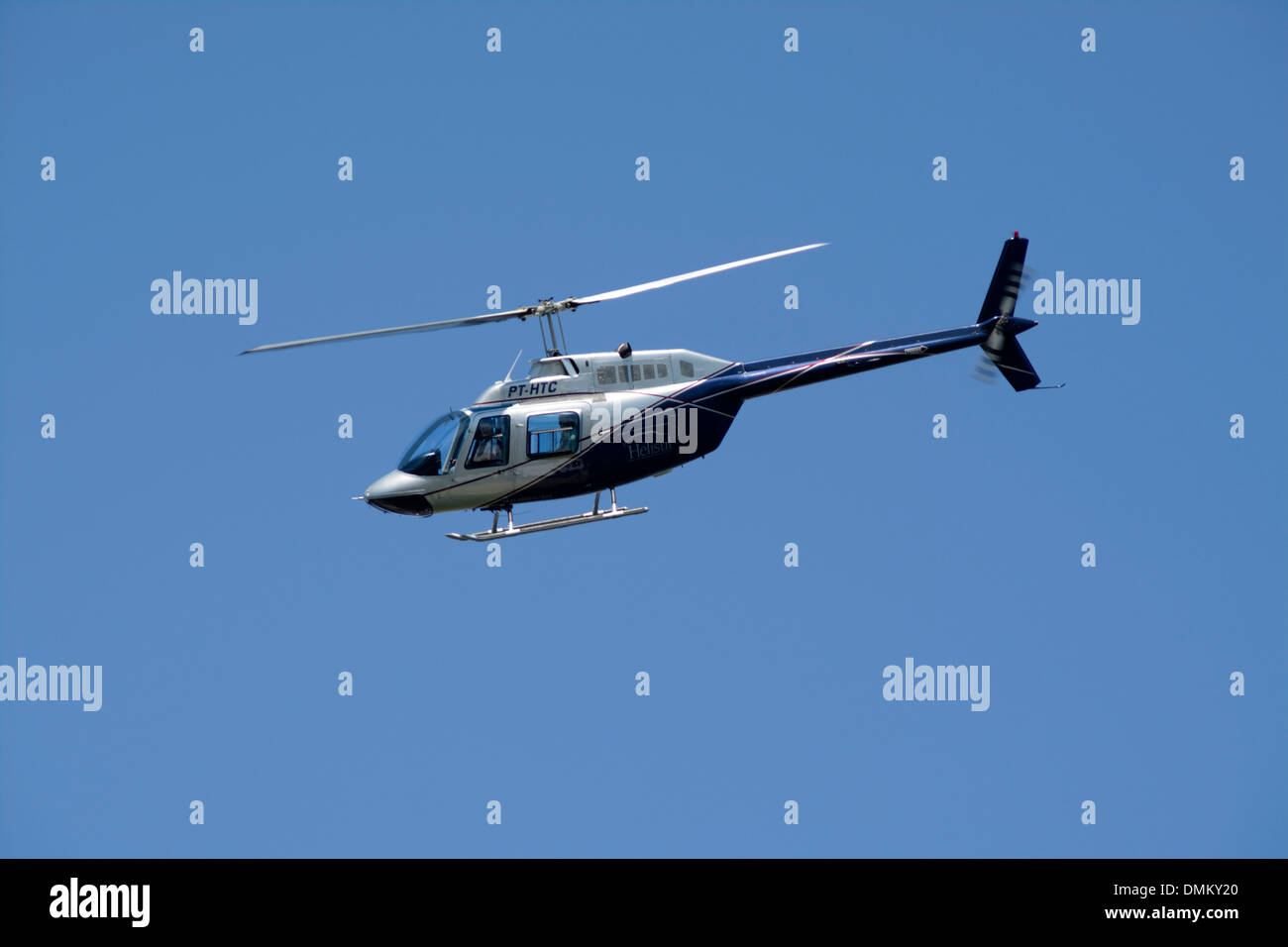 Un elicottero turistico decollerà presso un piazzale di atterraggio sulla collina di Urca vicino al Monte Sugarloaf a Rio de Janeiro, Brasile. Foto Stock