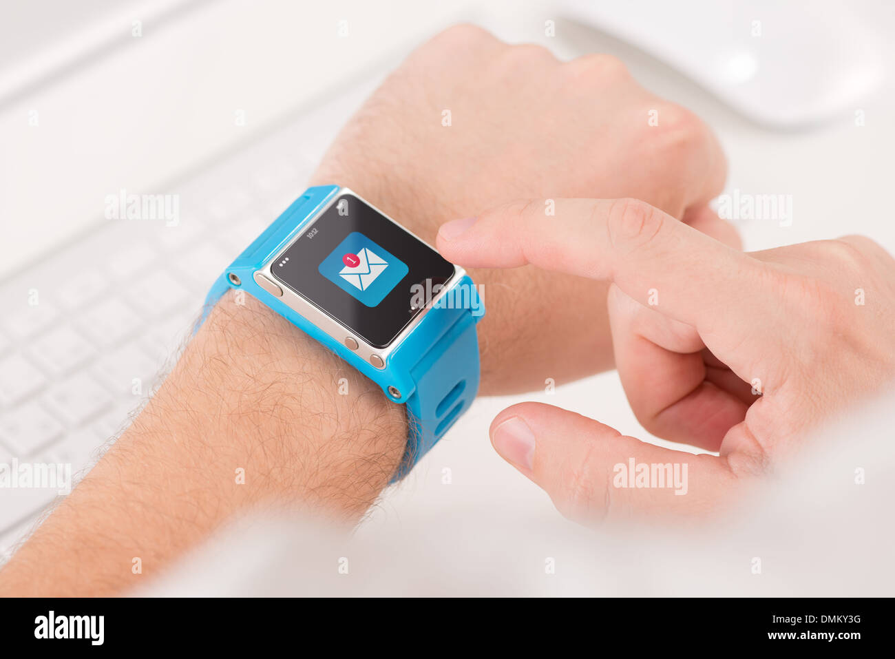 Voce maschile dito tocca l'icona Messaggi non letti sulla smart watch Foto Stock