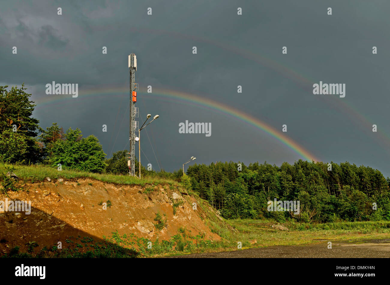 Un bellissimo arcobaleno nel cielo nuvoloso Foto Stock