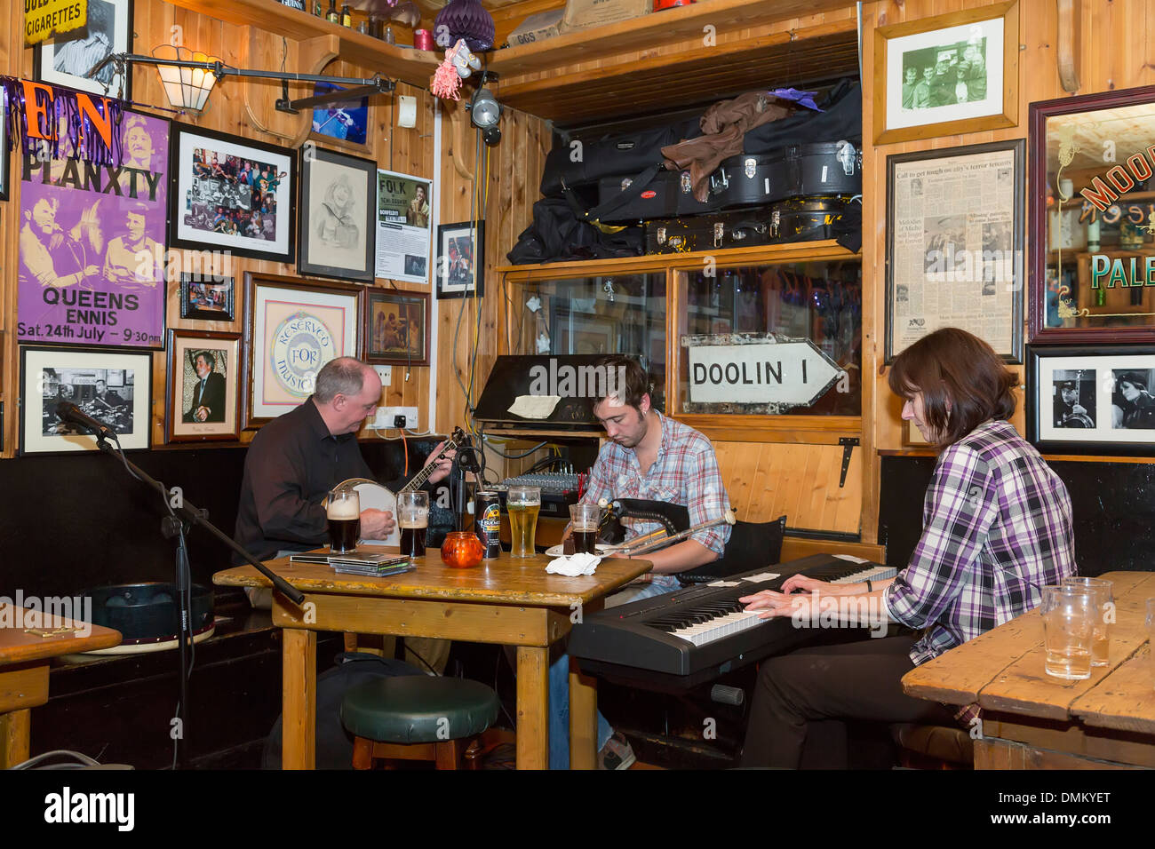 I musicisti suonano musica folk in McGann's bar, Doolin, Co. Clare, Irlanda Foto Stock