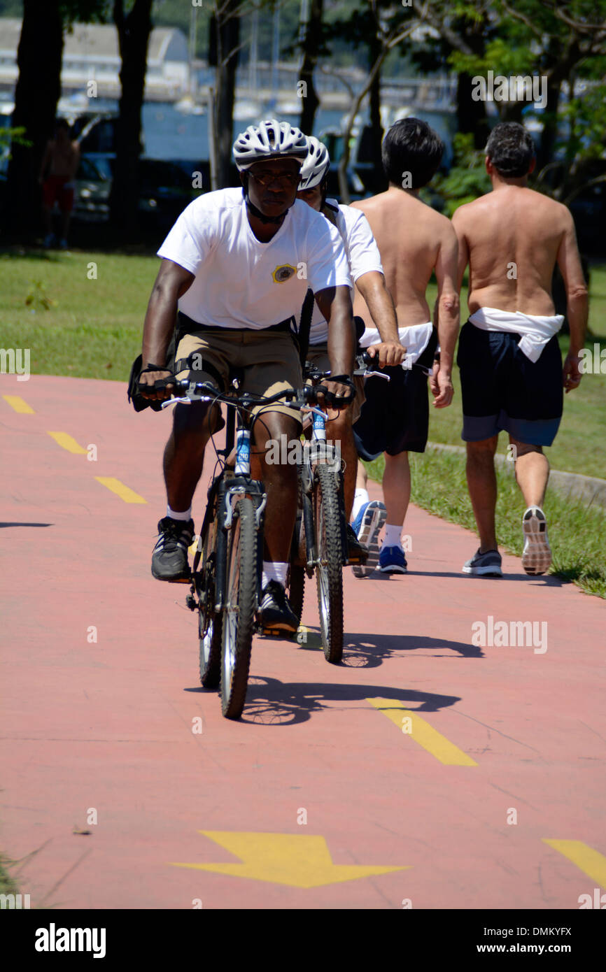 Due Guarda la polizia municipale di ufficiali a loro biciclette sul beach patrol a Rio de Janeiro in Brasile. Foto Stock
