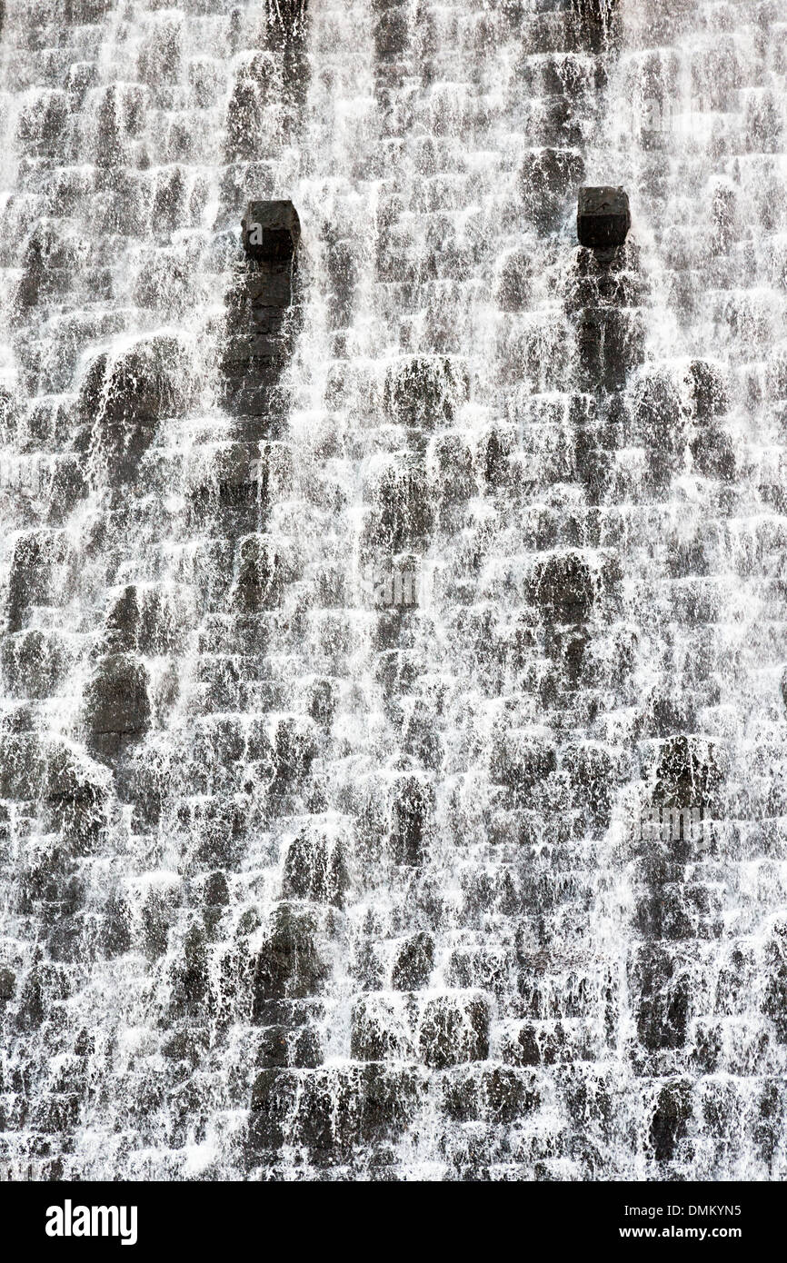 Acqua a cascata verso il basso la parte anteriore del Elan Valley serbatoio, Powys, Wales, Regno Unito Foto Stock