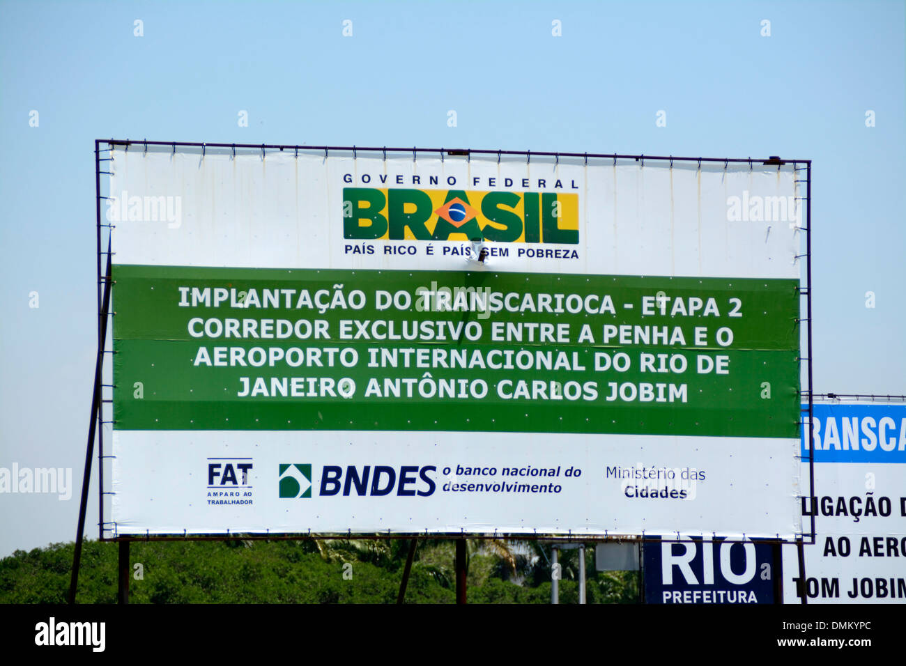 Cartelloni che mostrano appaltatori privati brasiliani lungo la principale autostrada aeroportuale a Rio de Janeiro, Brasile Foto Stock