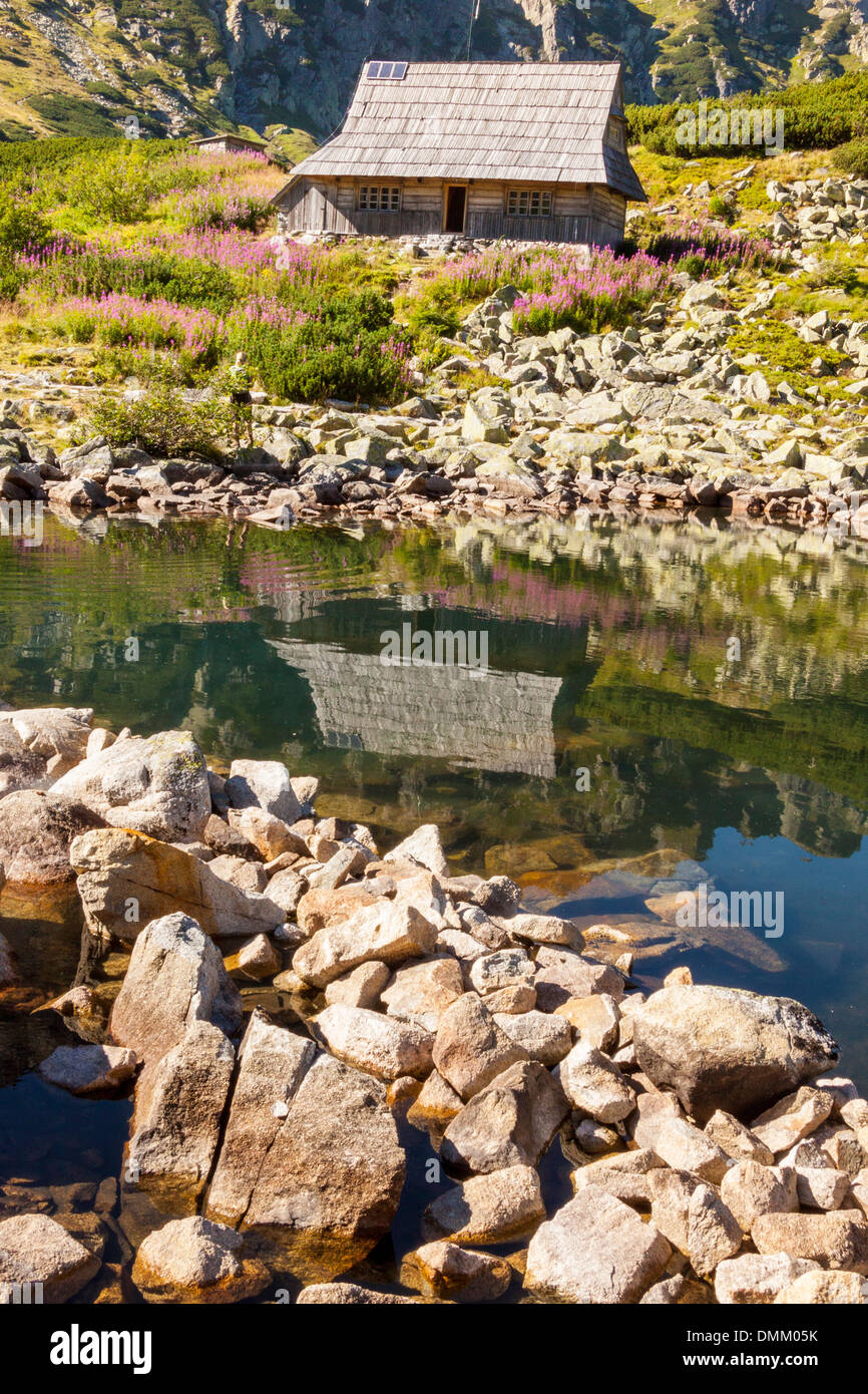 Cabina in legno in cinque laghi valley - polacco monti Tatra. Foto Stock