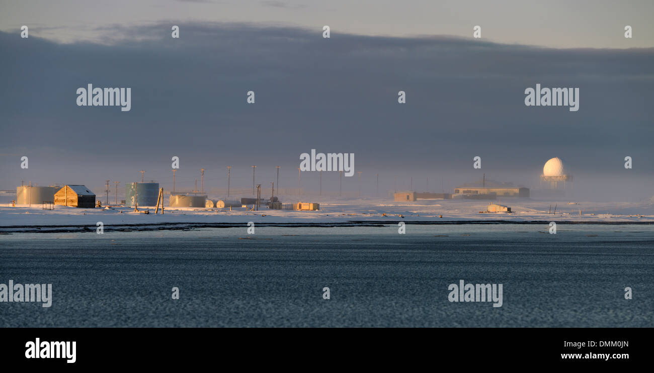 Panorama della linea di rugiada stazione radar e i serbatoi del combustibile sulla isola di baratto con la nebbia oltre Kaktovik Alaska Usa su The Beaufort mare Oceano Artico Foto Stock