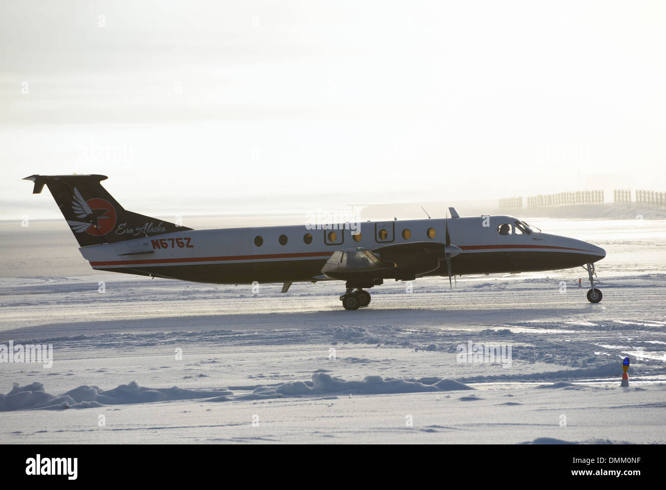 Aereo in fase di decollo dal baratto isola aeroporto LRRS coperta di neve pista Kaktovik Alaska USA Foto Stock
