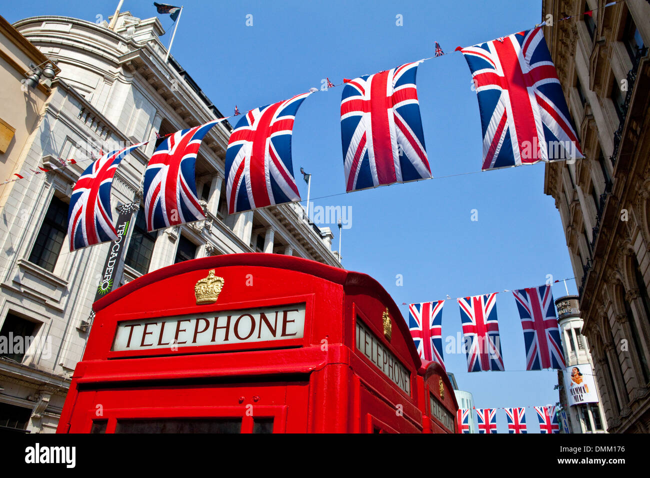 Un telefono rosso scatola e Unione Bandiere a Londra. Foto Stock