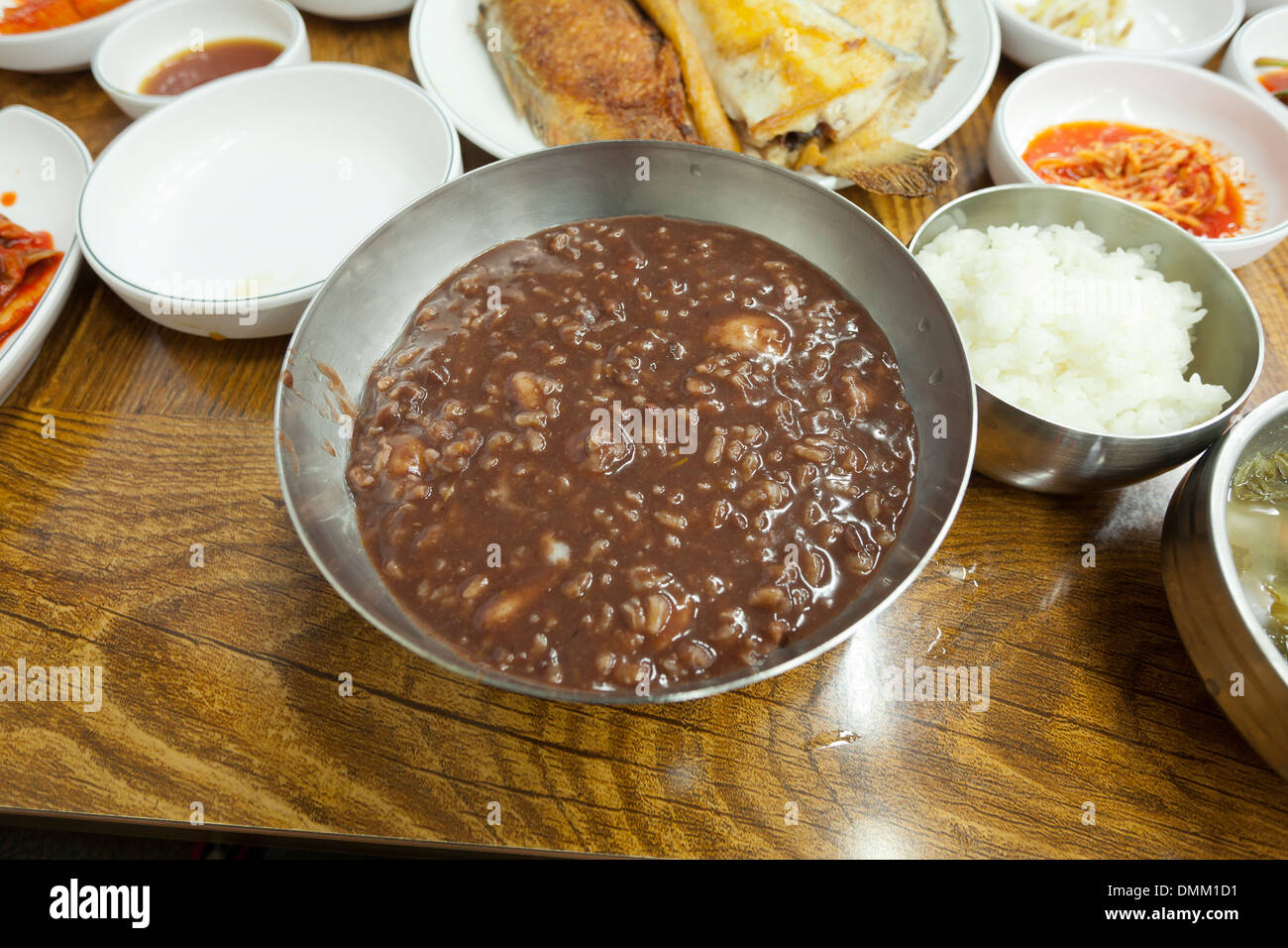 Fagioli rossi piatto juk (Coreano congee / porridge / gruel) - Corea del Sud Foto Stock