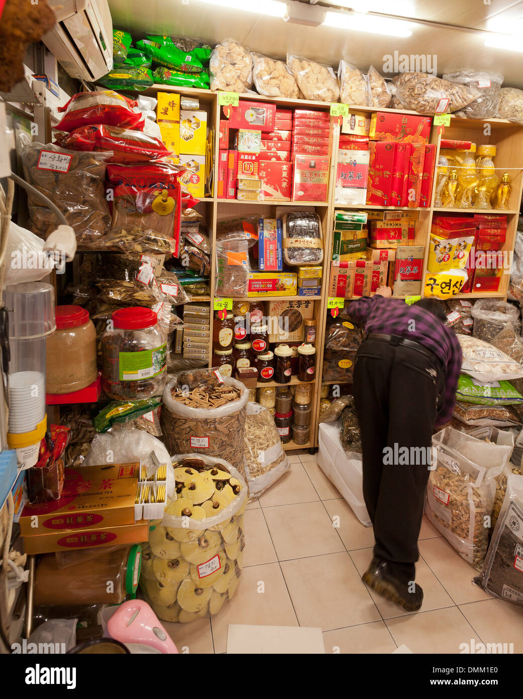 Coreano tradizionale medicina di erbe store - Busan, Corea del Sud Foto Stock