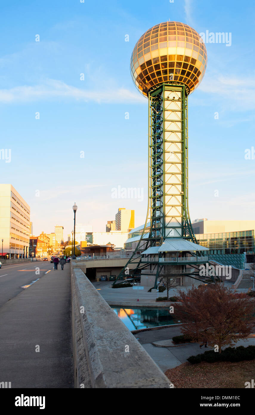 Knoxville tennessee con il 1982 fiera mondiale sunsphere in background. Foto Stock