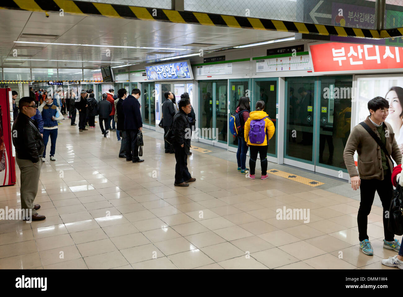 La stazione della metropolitana - Busan, Corea del Sud Foto Stock