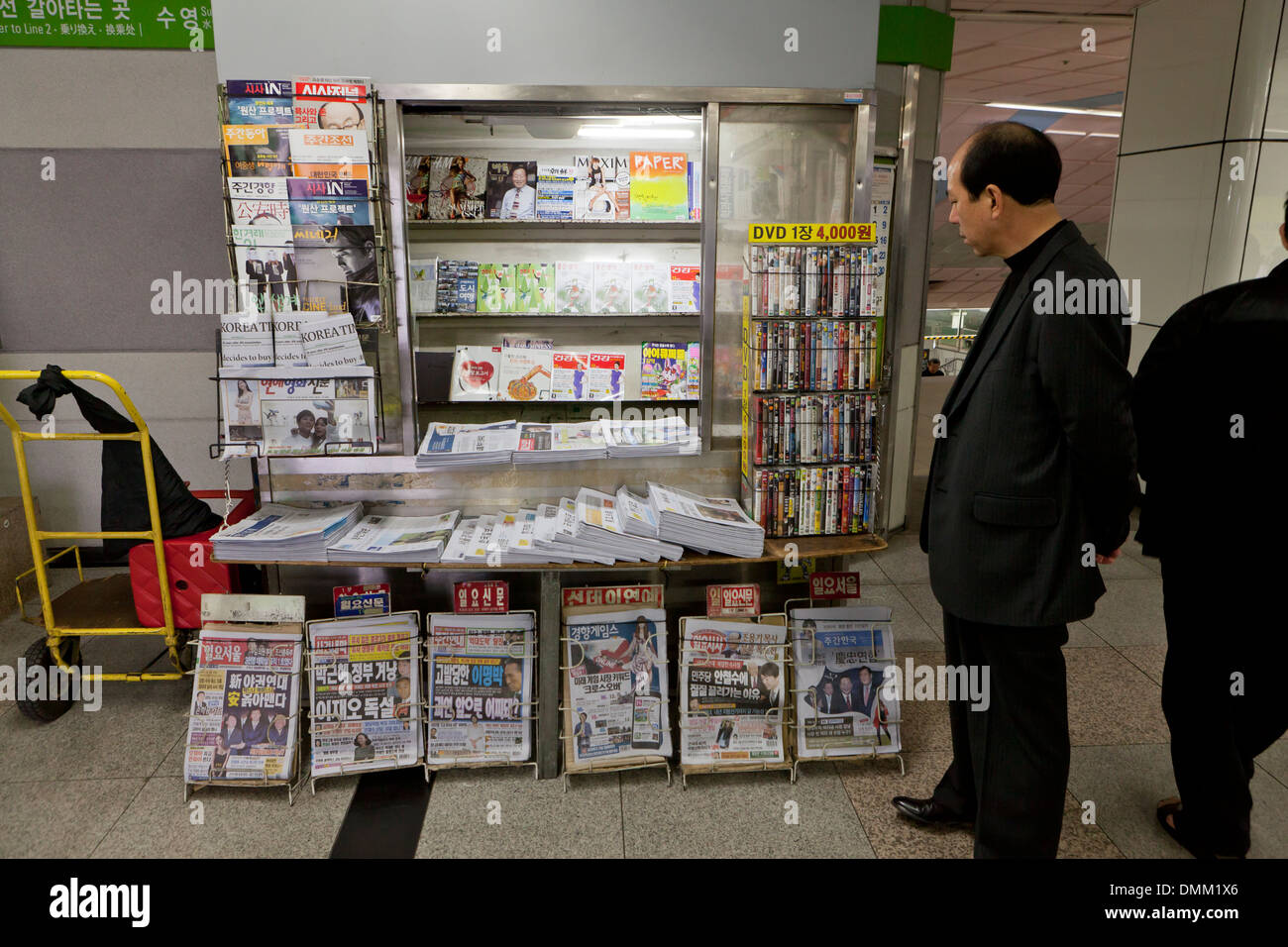 Giornali e riviste stand presso la stazione della metropolitana - Busan, Corea del Sud Foto Stock