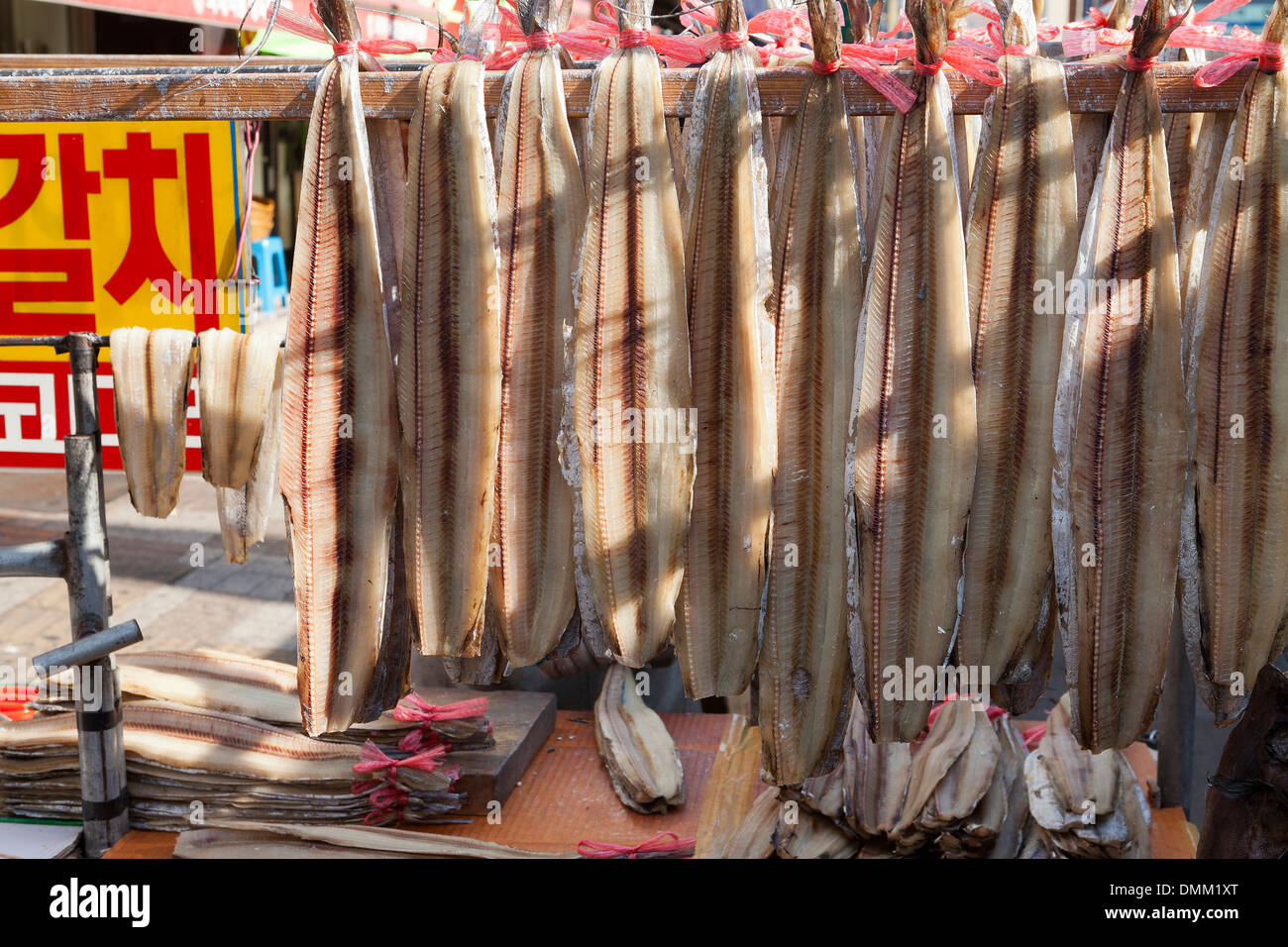 In filetti Kalchi (largehead hairtail) essiccazione in sun a Jagalchi Shijang (Tradizionale mercato all'aperto) - Busan, Corea del Sud Foto Stock