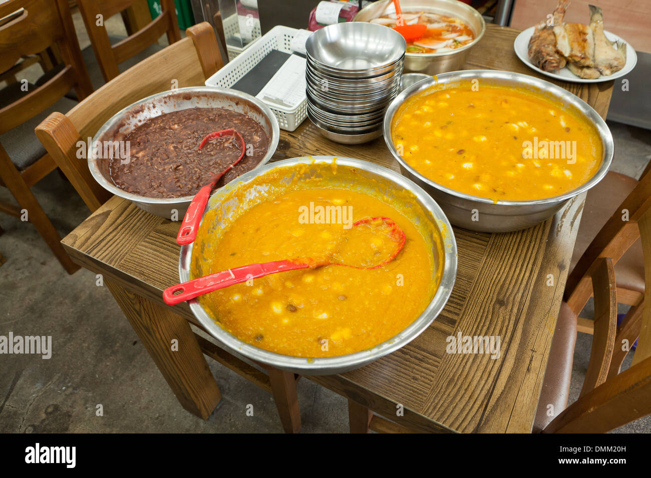 Zucca e fagioli rossi juk (Coreano congee / porridge / gruel) in ciotole - Corea del Sud Foto Stock