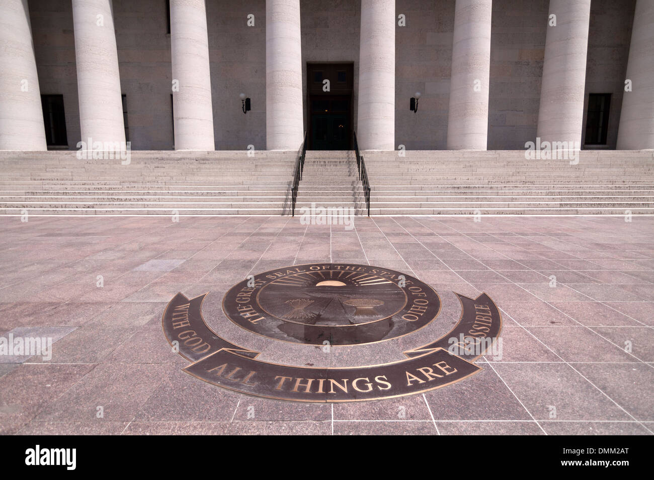 Un intarsio di metallo nella parte anteriore del Ohio Statehouse che recita "a Dio tutto è possibile". Questa è la Ohio State motto. Foto Stock