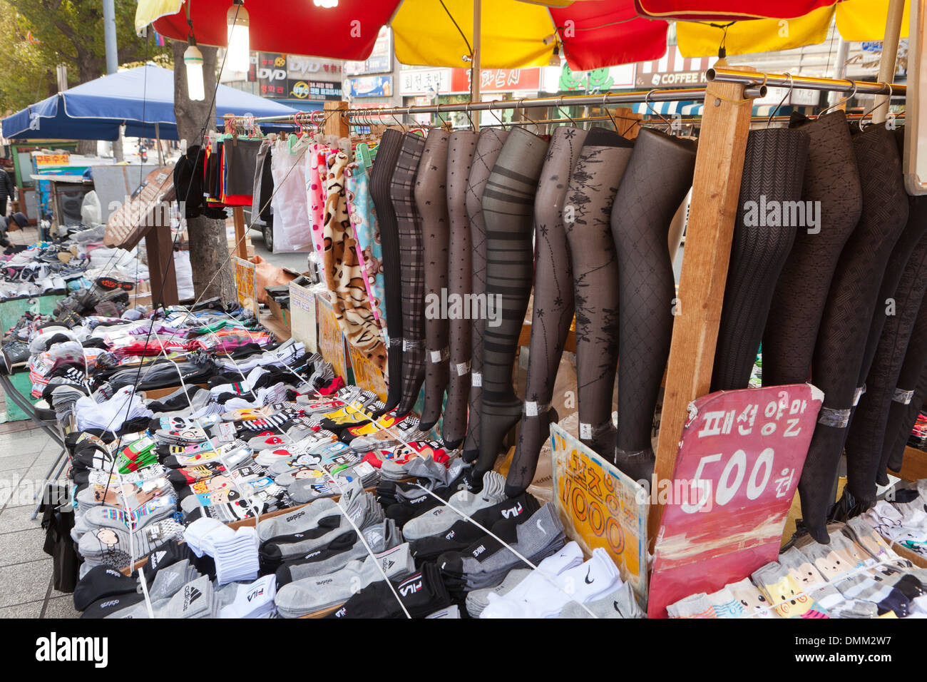 Calzini e calze venditore ambulante stand - Busan, Corea del Sud Foto Stock