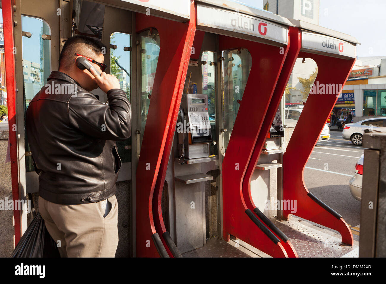 Uomo con pubblico esterno a pagamento Telefono - Busan, Corea del Sud Foto Stock