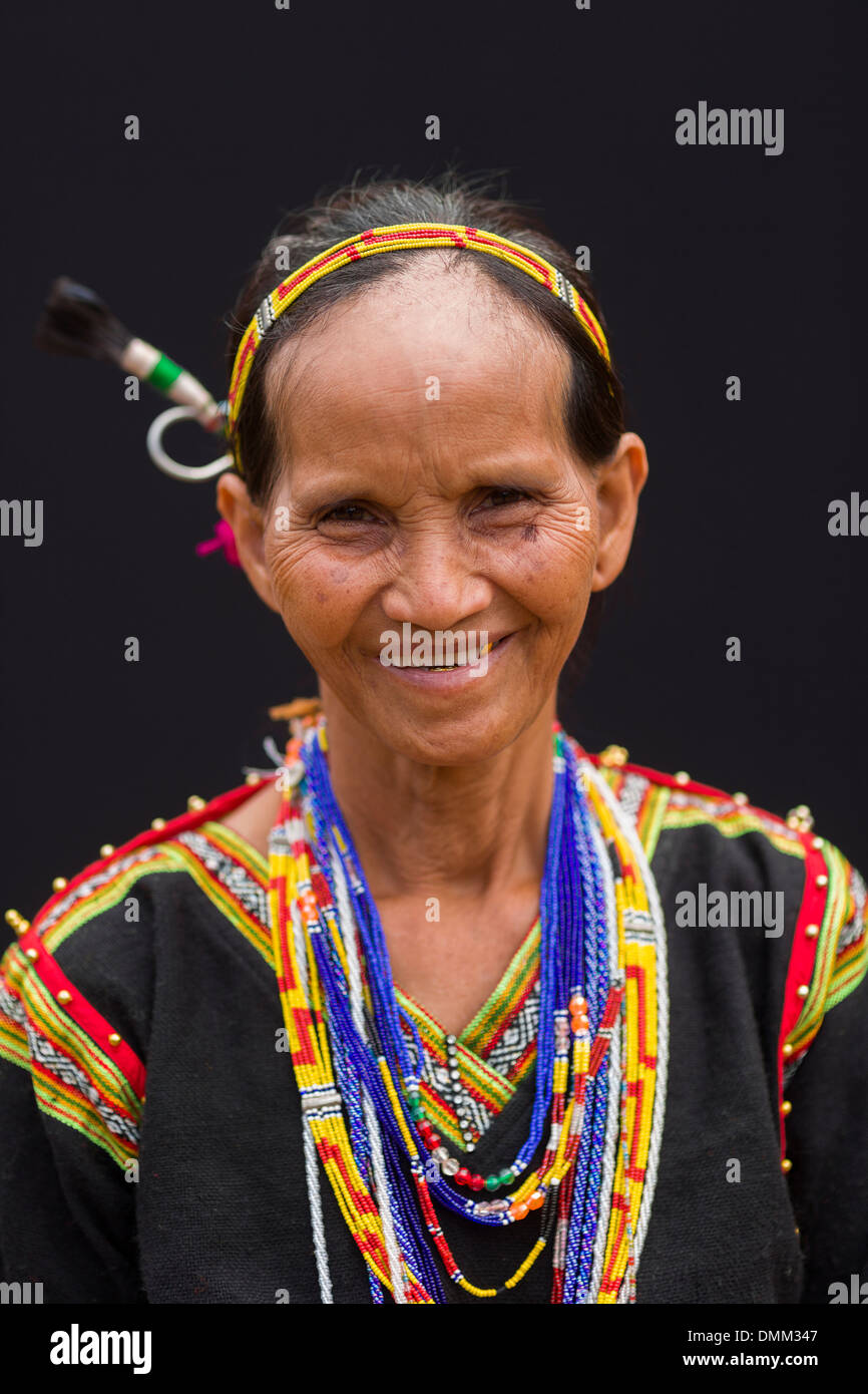 Ritratto di un Bunong (essi Pnong) minoranza donna - zone di Mondulkiri Provincia, Cambogia Foto Stock