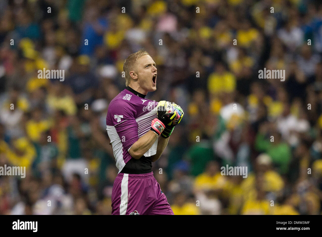 Città del Messico. 15 Dic, 2013. Leon's portiere William Yarbrough celebra durante la seconda gamba partita finale del Liga MX contro l'America, svoltasi a Stadio Azteca di Città del Messico, capitale del Messico, 15 dicembre 2013. Credito: Pedro Mera/Xinhua/Alamy Live News Foto Stock