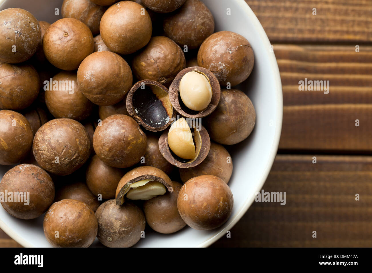 Vista dall'alto di noci di macadamia in vaso in ceramica Foto Stock