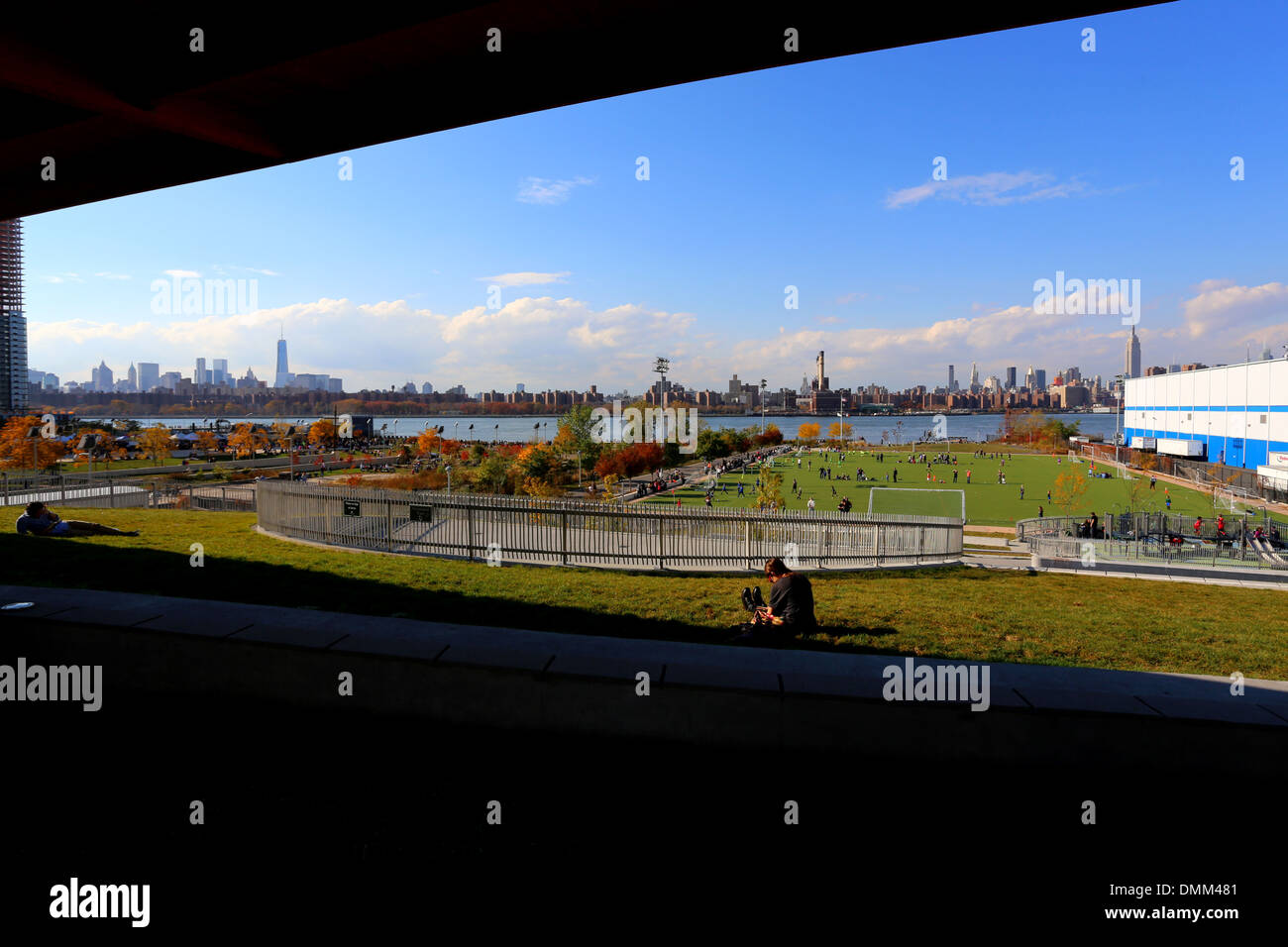 Una vista dello skyline di New York City dal Bushwick Inlet Park accanto al Marsha P. Johnson state Park di Brooklyn Foto Stock