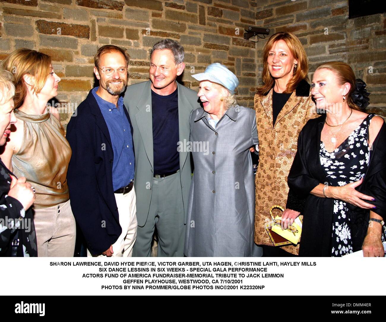Luglio 11, 2001 - SHARON LAWRENCE, David Hyde Pierce, Victor Garber, UTA HAGEN.CHRISTINE LAHTI, HAYLEY MILLS.SEI LESSINS DANZA IN SEI SETTIMANE - speciale spettacolo gala.ATTORI FUND OF AMERICA FUNDRAISER-MEMORIAL OMAGGIO A JACK LEMMON.GEFFEN PLAYHOUSE, Westwood, CA 7/10/2001. NINA PROMMER/ 2001 K22320NP(Immagine di credito: © Globo foto/ZUMAPRESS.com) Foto Stock