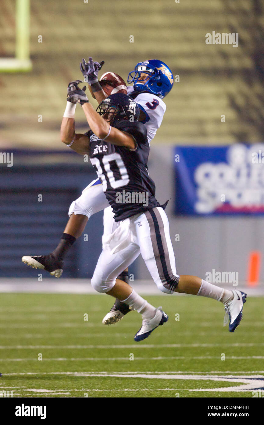 03 ottobre 2009: Brian Moore (#3) di Tulsa Golden uragano ha difficoltà a raccogliere un pass a causa della pressione da Andrew Sendejo (#30) del riso Gufi. Il Tulsa Golden uragano ha sconfitto il riso gufi 27-10 al riso allo stadio di Houston, TX. (Credito Immagine: © Southcreek globale/ZUMApress.com) Foto Stock