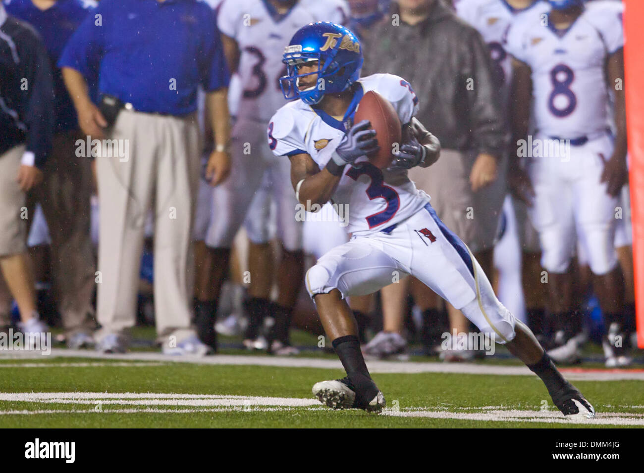 03 ottobre 2009: Brian Moore (#3) di Tulsa Golden uragano raccoglie un ampio open breve passaggio per il primo guadagno discesa. Il Tulsa Golden uragano ha sconfitto il riso gufi 27-10 al riso allo stadio di Houston, TX. (Credito Immagine: © Southcreek globale/ZUMApress.com) Foto Stock