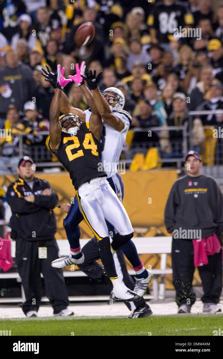 04 ottobre 2009: Pittsburgh Steelers cornerback Ike Taylor (24) battaglie San Diego Chargers wide receiver Vincent Jackson (83) per un pass durante la NFL partita di calcio tra San Diego Chargers e Pittsburgh Steelers a Heinz Field di Pittsburgh, in Pennsylvania. Lo Steelers ha sconfitto i caricatori 38-28. (Credito Immagine: © Southcreek globale/ZUMApress.com) Foto Stock