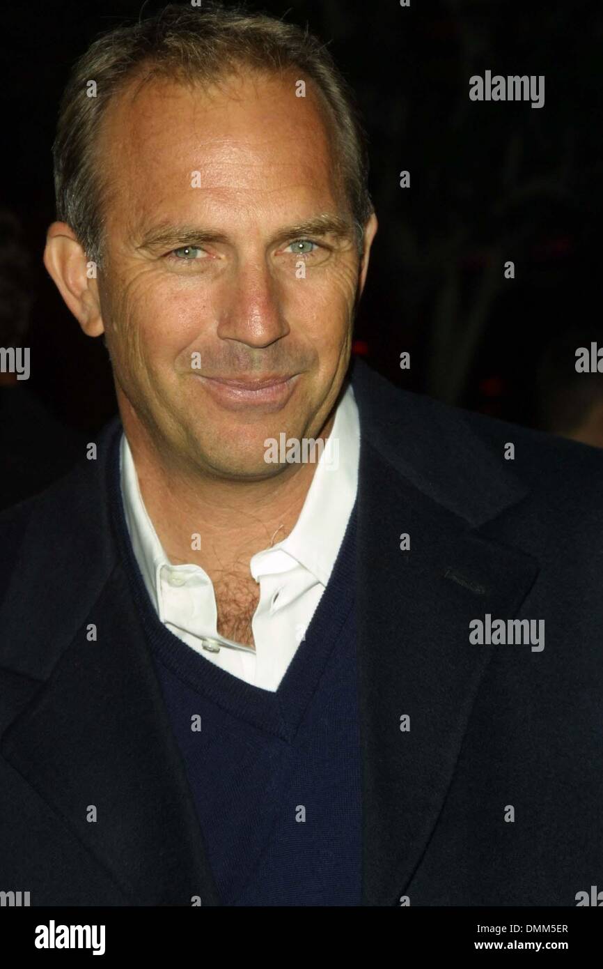 Febbraio 18, 2002 - Los Angeles, California, Stati Uniti d'America - Kevin Costner..DRAGONFLY - PREMIERE.Directors Guild of America, Los Angeles, CA.18 febbraio 2002. NINA PROMMER/ 2002 .K24138NP.(Immagine di credito: © Globo foto/ZUMAPRESS.com) Foto Stock