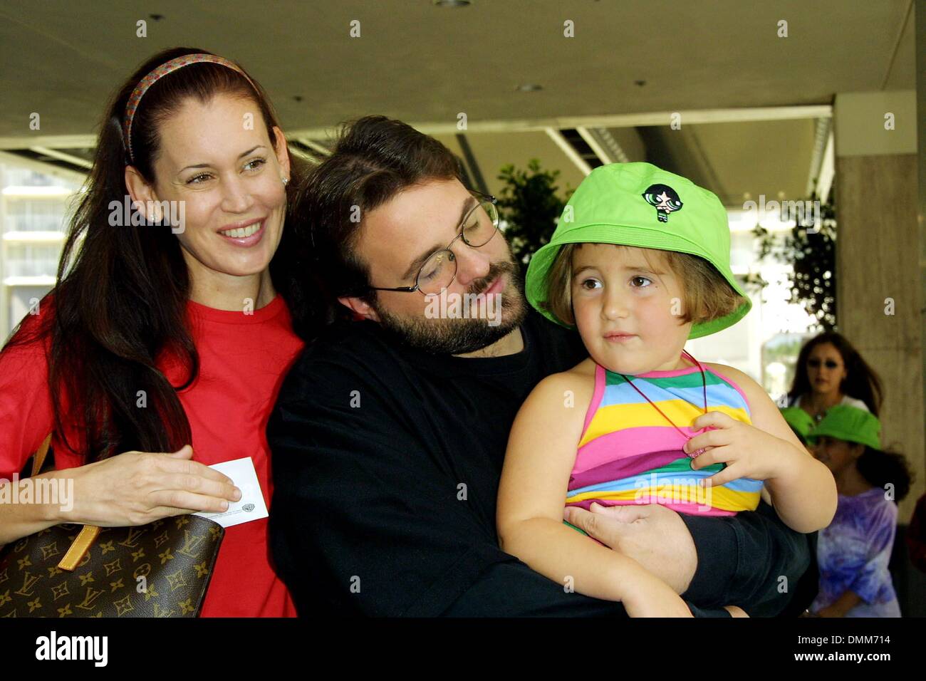 Giugno 23, 2002 - Los Angeles, California, Stati Uniti d'America - Kevin Smith, moglie JENNIFER E FIGLIA HARLEY.."L'powerpuff girls film" - WB PREMIERE.LOEWS CENTURY PLAZA THEATRE, Los Angeles, CA.22 GIUGNO 2002. NINA PROMMER/ 2002 K25355NP(Immagine di credito: © Globo foto/ZUMAPRESS.com) Foto Stock