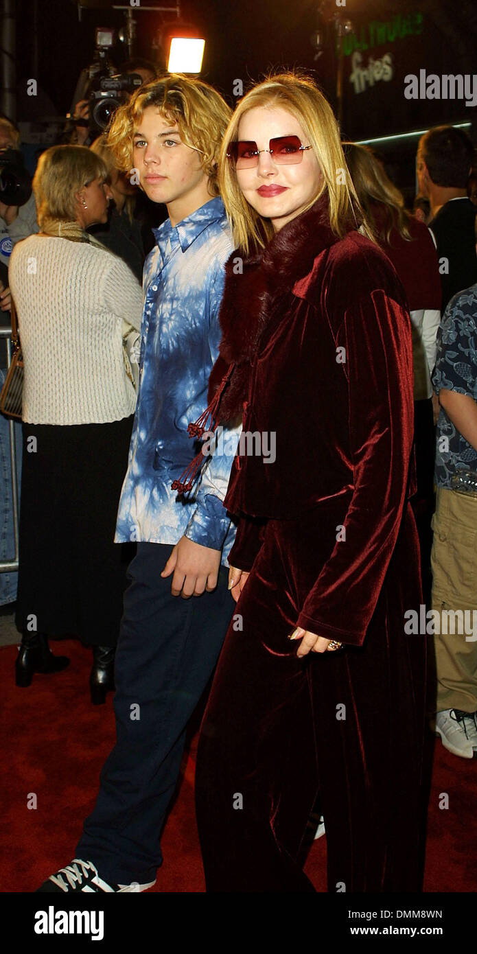 Nov. 14, 2001 - Los Angeles, California, Stati Uniti d'America - Priscilla Presley e suo figlio NAVARONE GARIBALDI.'HARRY POTTER E LA PIETRA FILOSOFALE" - LOS ANGELES PREMIERE.MANN VILLAGE THEATRE, Westwood, ca.14 NOVEMBRE 2001. NINA PROMMER/ 2001 K23375NP (D)(Immagine di credito: © Globo foto/ZUMAPRESS.com) Foto Stock