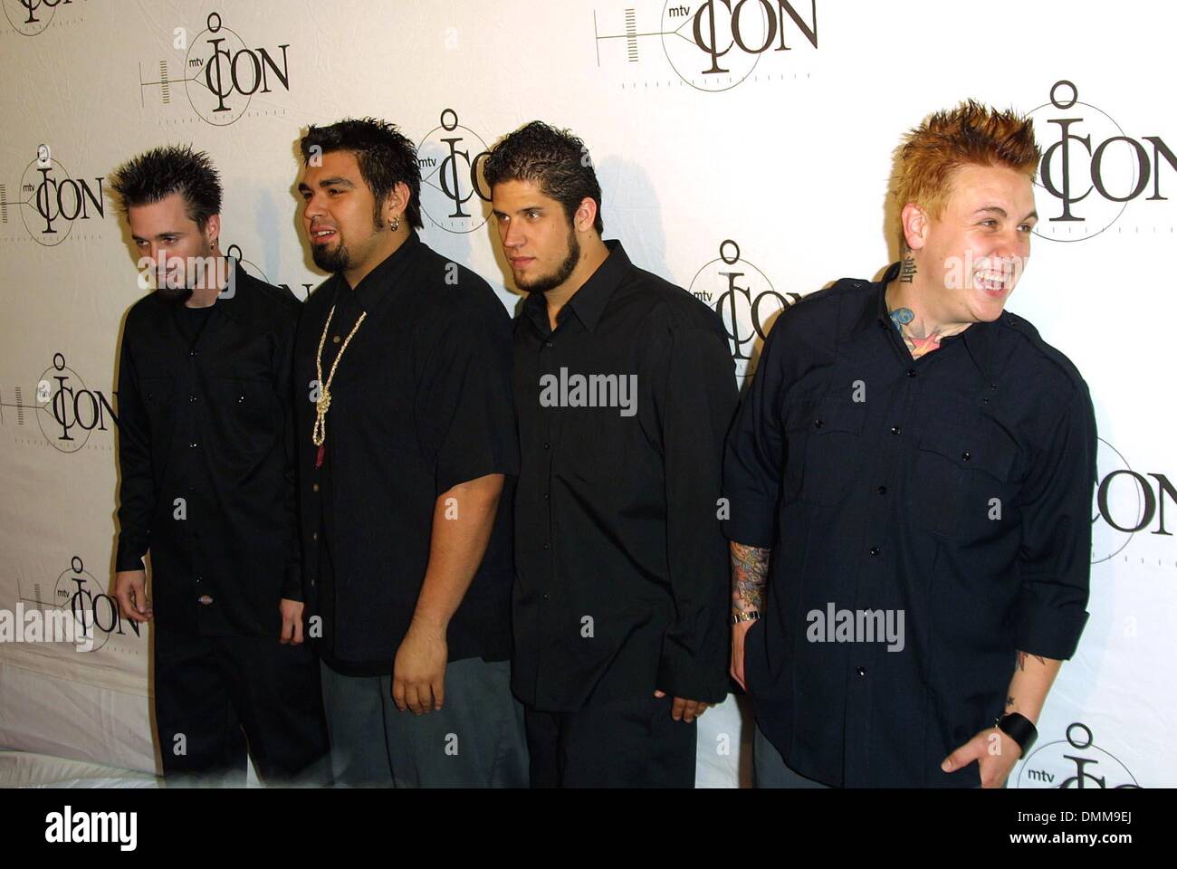 Apr. 16, 2002 - Los Angeles, California, Stati Uniti d'America - Papa Roach con lead singer COBY DICK, DESTRA..MTV ICON.onori AEROSMITH A.SONY Studios di Culver, Los Angeles, CA.14 aprile 2002. NINA PROMMER/ 2002 K24654NP.(Immagine di credito: © Globo foto/ZUMAPRESS.com) Foto Stock