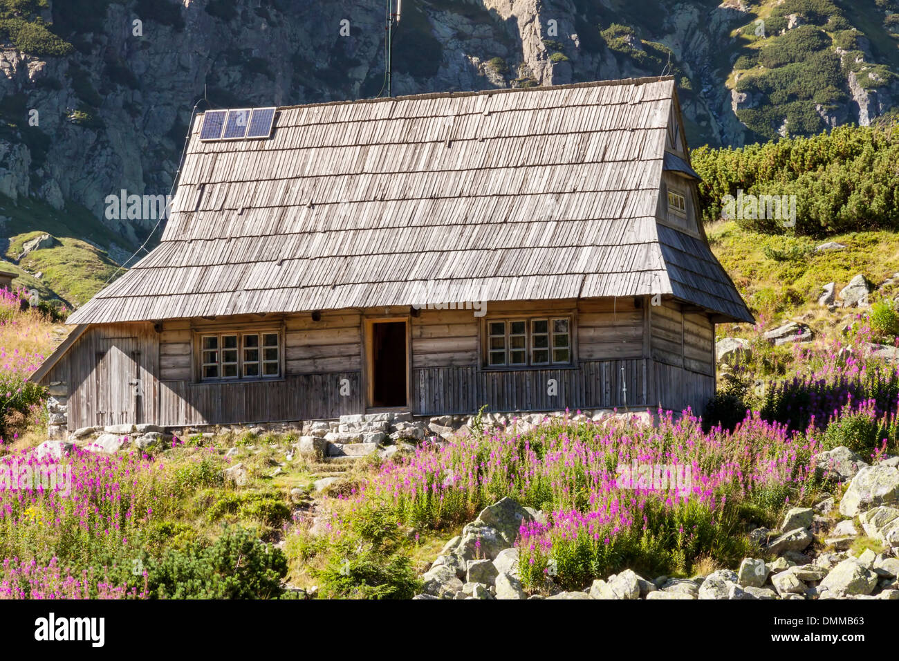 Cabina in legno in cinque laghi valley - polacco monti Tatra. Foto Stock