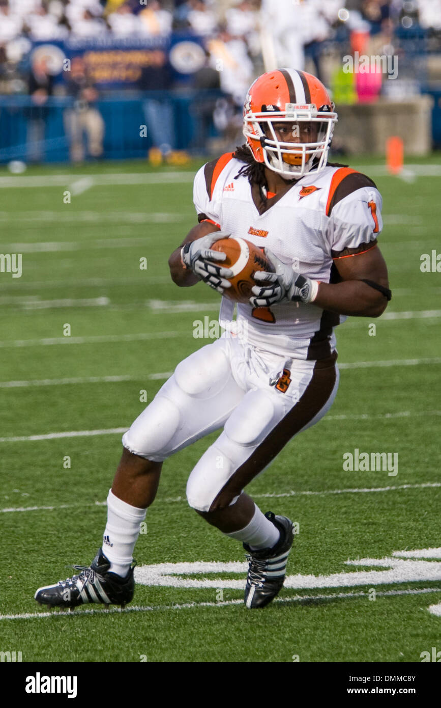 10 ottobre 2009: Bowling Green Falchi Willie Geter (1) viene eseguito con il calcio durante il NCAA college football gioco tra il Bowling Green falchi e il Kent membro Golden lampeggia a Dix Stadium nel Kent, Ohio. I falchi si sono stretti con un touchdown con 5 secondi a sinistra per sconfiggere il Golden lampeggia 36-35. (Credito Immagine: © Southcreek globale/ZUMApress.com) Foto Stock