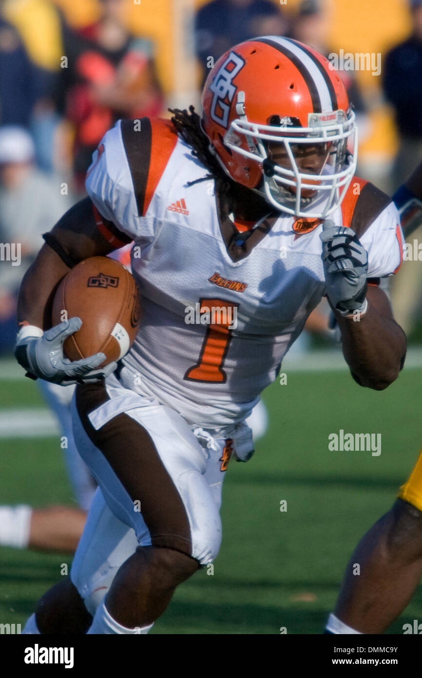 10 ottobre 2009: Bowling Green falchi running back Willie Geter (1) corre il calcio durante il NCAA college football gioco tra il Bowling Green falchi e il Kent membro Golden lampeggia a Dix Stadium nel Kent, Ohio. I falchi si sono stretti con un touchdown con 5 secondi a sinistra per sconfiggere il Golden lampeggia 36-35. (Credito Immagine: © Southcreek globale/ZUMApress.com) Foto Stock