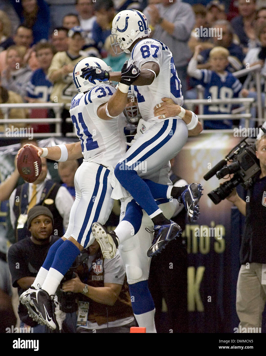 Oct 25, 2009 - St Louis, Missouri, Stati Uniti d'America - NFL Football - Colts running back DONALD marrone (31) e ricevitore REGGIE WAYNE (87) celebrare un touchdown con stretto end DALLAS CLARK (44) del gioco tra il St Louis Rams e Indianapolis Colts a Edward Jones Dome. Il Colts ha sconfitto i martinetti 42 a 6. (Credito Immagine: © Mike Granse/ZUMA Press) Foto Stock