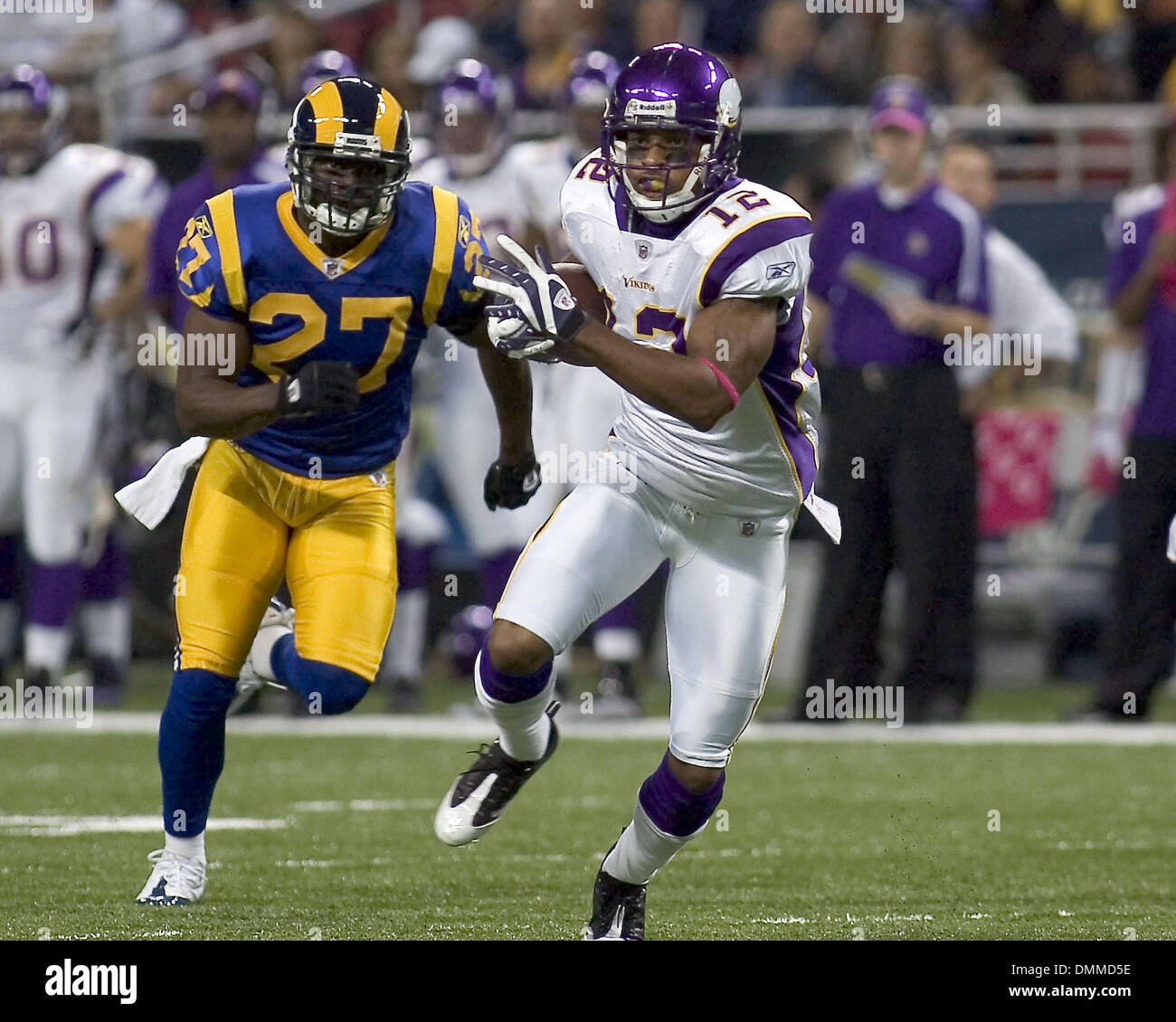 11 ott 2009 - St Louis, Missouri, Stati Uniti d'America - NFL Football - ricevitore Viking PERCY HARVIN (12) è inseguito da montoni sicurezza David Roach (27) del gioco tra il St Louis Rams e il Minnesota Vikings presso la Edward Jones Dome. I Vichinghi sconfitti i martinetti 38 e 10. (Credito Immagine: © Mike Granse/ZUMA Press) Foto Stock