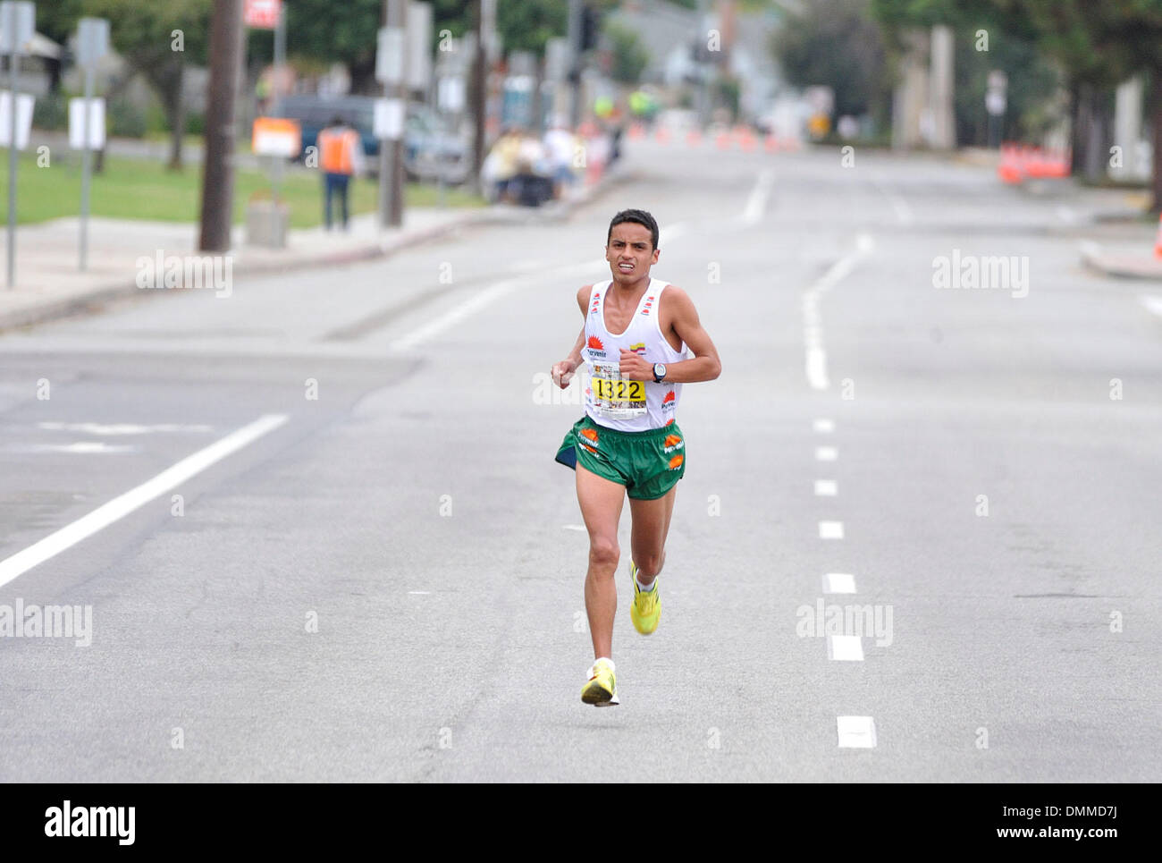 11 ott 2009 - Long Beach, California, Stati Uniti d'America - JASON GUTIERREZ (1322) su Atherton Street durante il venticinquesimo Long Beach International City Bank marathon di domenica 11 ottobre, 2009. Gutierrez ha condotto la gara fino al miglio 23.5. (Credito Immagine: © Jeff Gritchen/ZUMA Press) Foto Stock