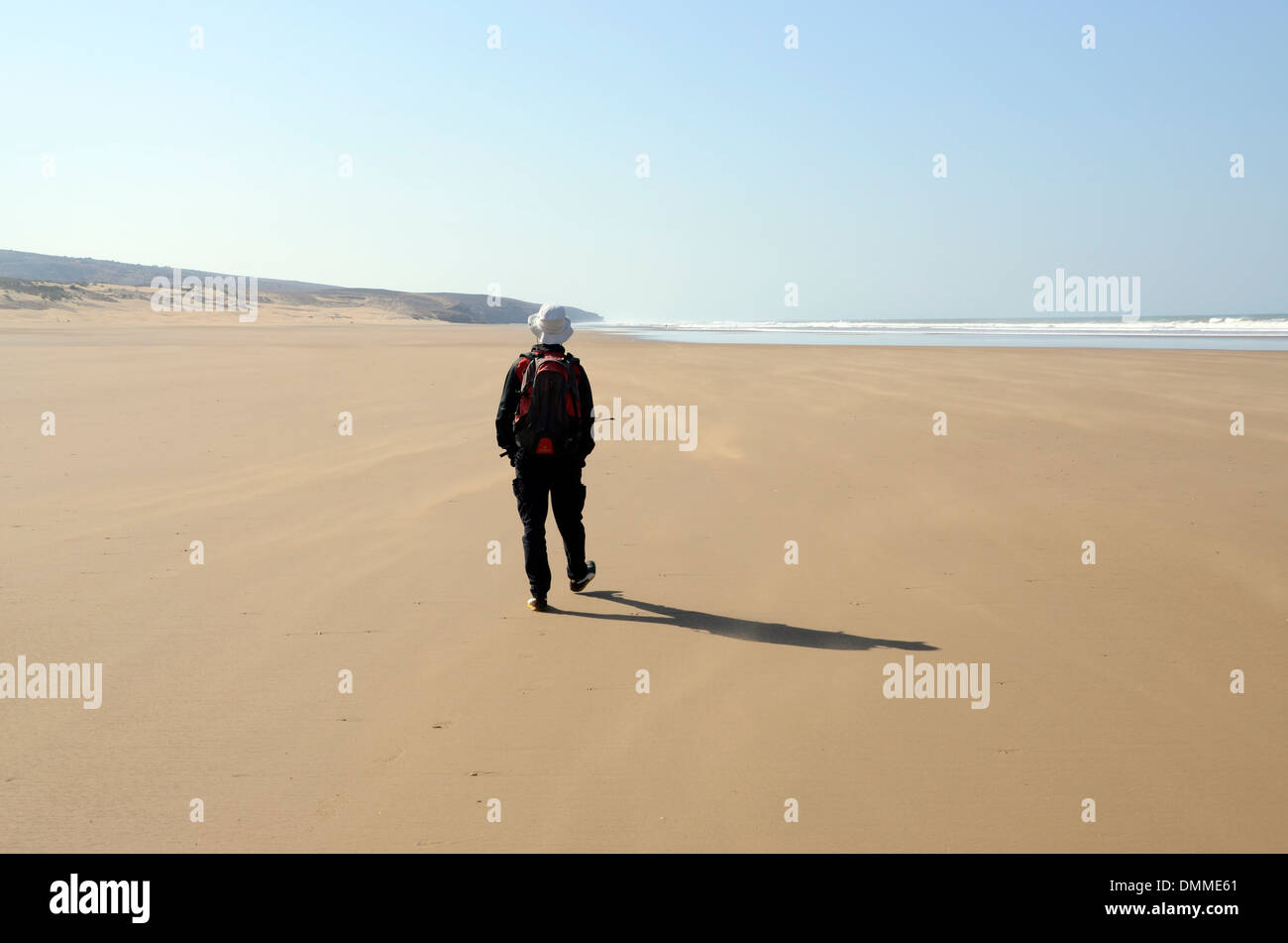 I viaggiatori su eco-turismo tour con guida locale a boschi di argan, spiagge incontaminate e un villaggio berbero. distretto essaouira marocco Foto Stock