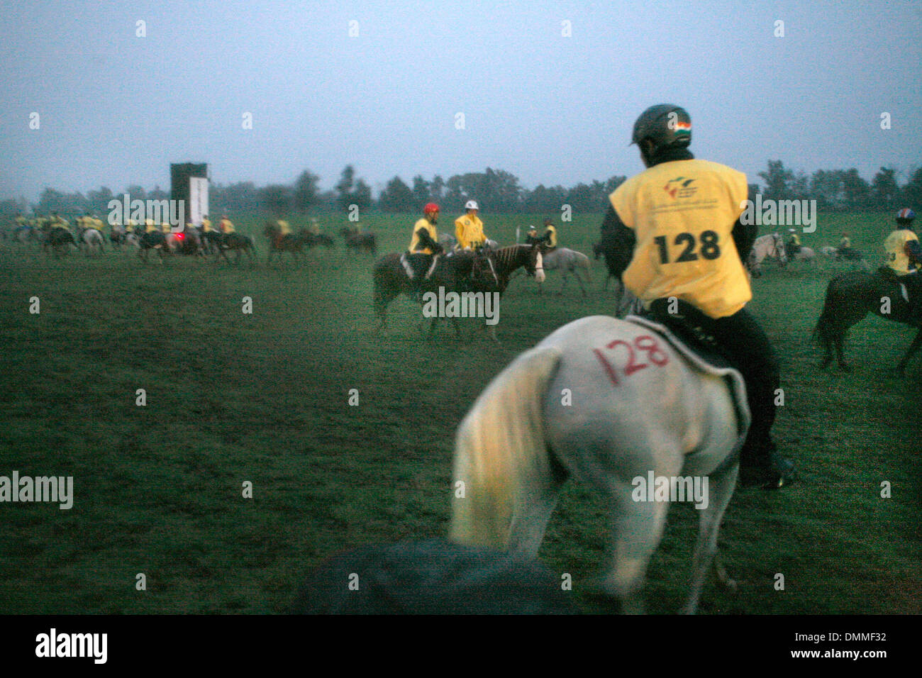 Mustafa H. Tehrani (128) dell'India, girato Lr Jasur Melika verso la linea di partenza della 100 Miglia di endurance evento di prova per il 2010 Alltech FEI World Equestrian Games al Kentucky Horse Park a 7:45am Mercoledì, Ottobre 14, 2009 in Lexington. Due prove di endurance, uno di 75-miglia, e un altro di 75-miglia, ridotta da 100 miglia, erano detenuti. . Foto di David Perry | personale (Cr Foto Stock