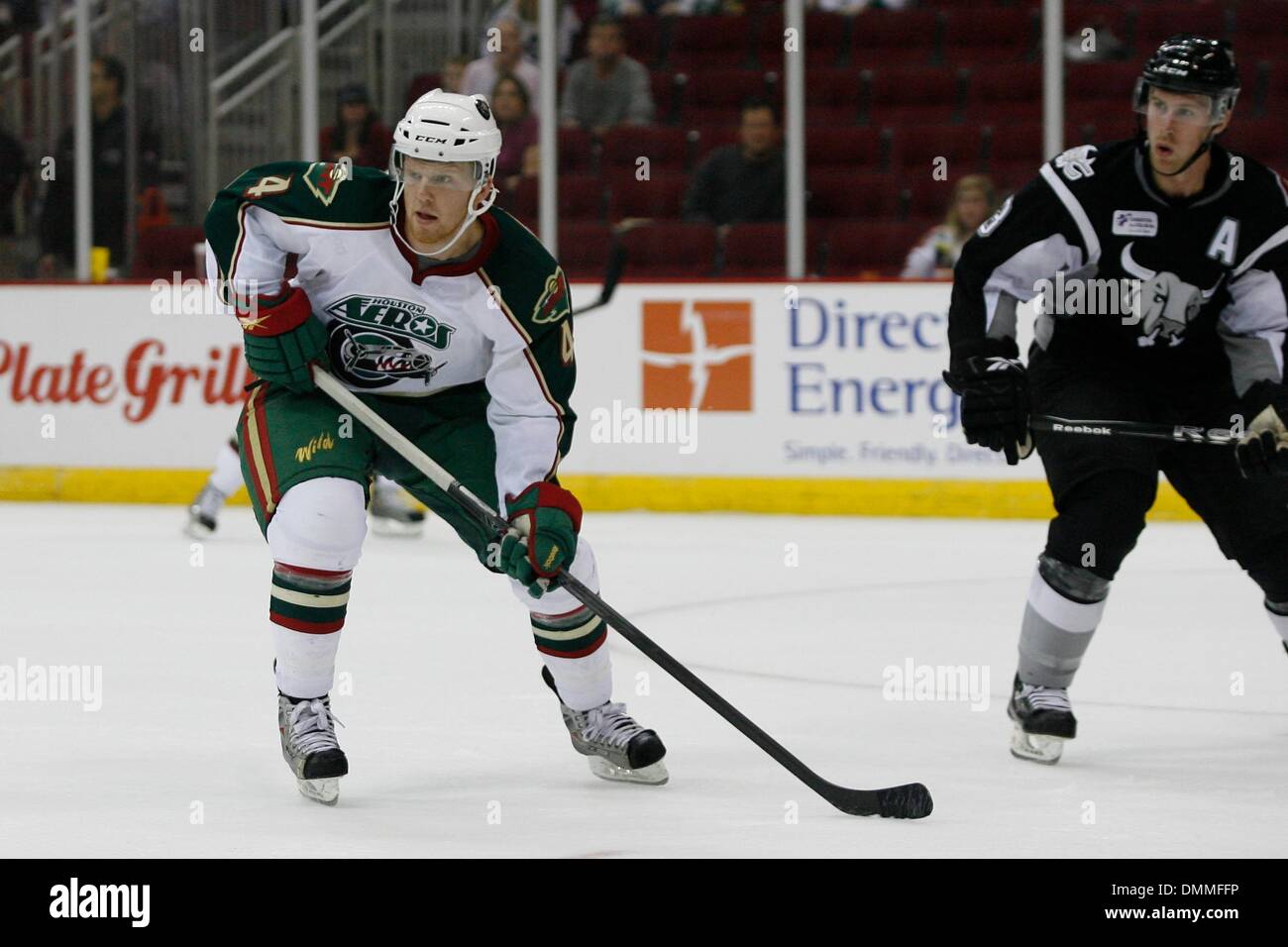 16 ottobre 2009: Aeros defenceman Jamie Fraser (4) nella parte anteriore della rete in attesa di un pass. Aeros sconfitto Rampage 4 - 2 al Toyota Center di Houston TX. (Credito Immagine: © Southcreek globale/ZUMApress.com) Foto Stock