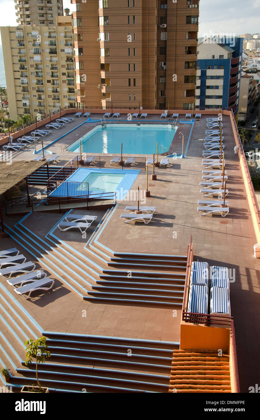 La piscina sul tetto all'ombra di Hotel Las Palmeras in bassa stagione, Fuengirola, Spagna. Foto Stock
