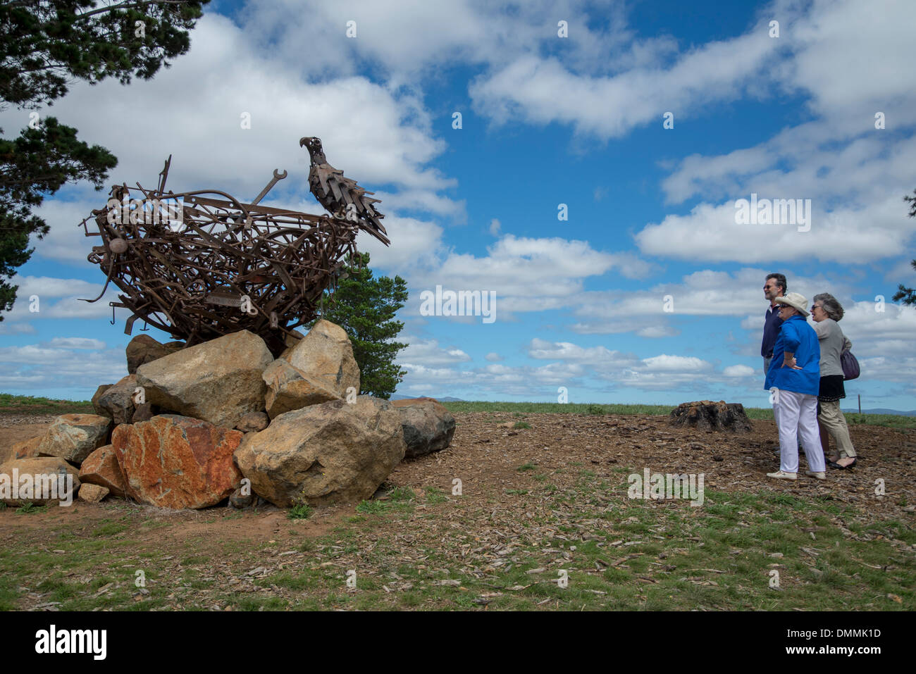 Scultura di una coda a cuneo eagle nel suo nido di Richard Moffat (2007) presso il National Arboretum a Canberra, Australia Foto Stock