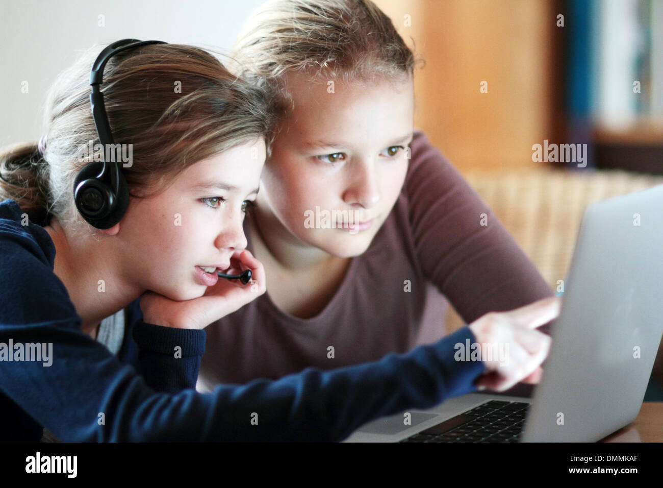 Ragazze che lavorano con un laptop per la scuola Foto Stock