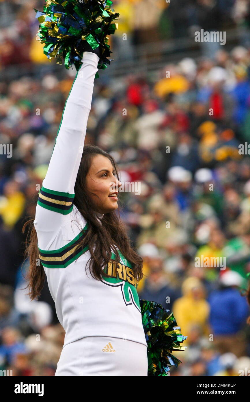 24 ottobre 2009: Notre Dame cheerleader durante l'azione di gioco. Il Boston College della Atlantic Coast Conference, presso la cattedrale di Notre Dame, indipendente, al Notre Dame Stadium di South Bend, Indiana. Notre Dame ha vinto il gioco 20-16..Mandatory Credit: Scott W. Grau / Southcreek globale di credito (Immagine: © Southcreek globale/ZUMApress.com) Foto Stock