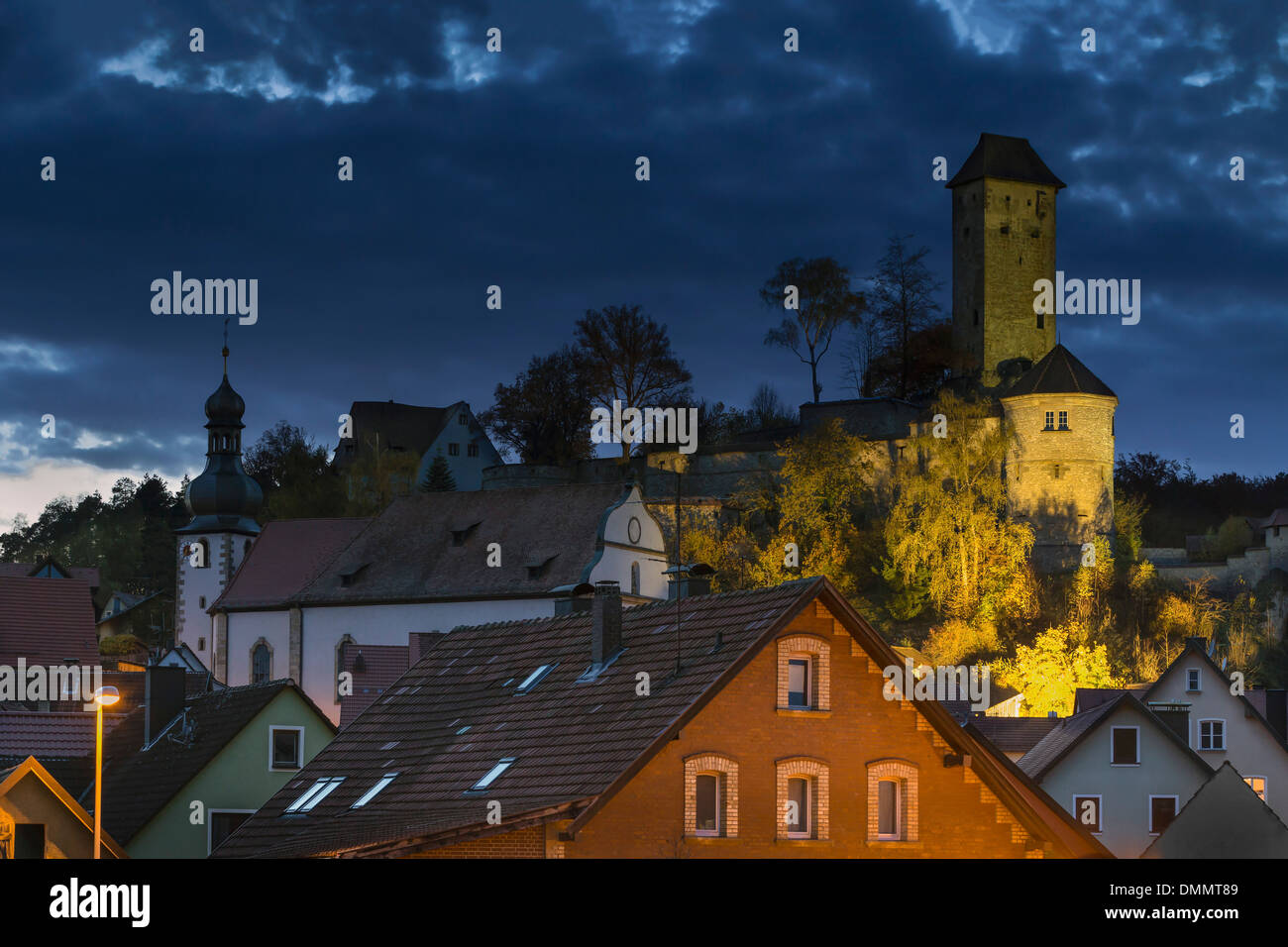 In Germania, in Baviera, Media Franconia, Neuhaus su fiume Pegnitz, vista del castello di Veldenstein Foto Stock