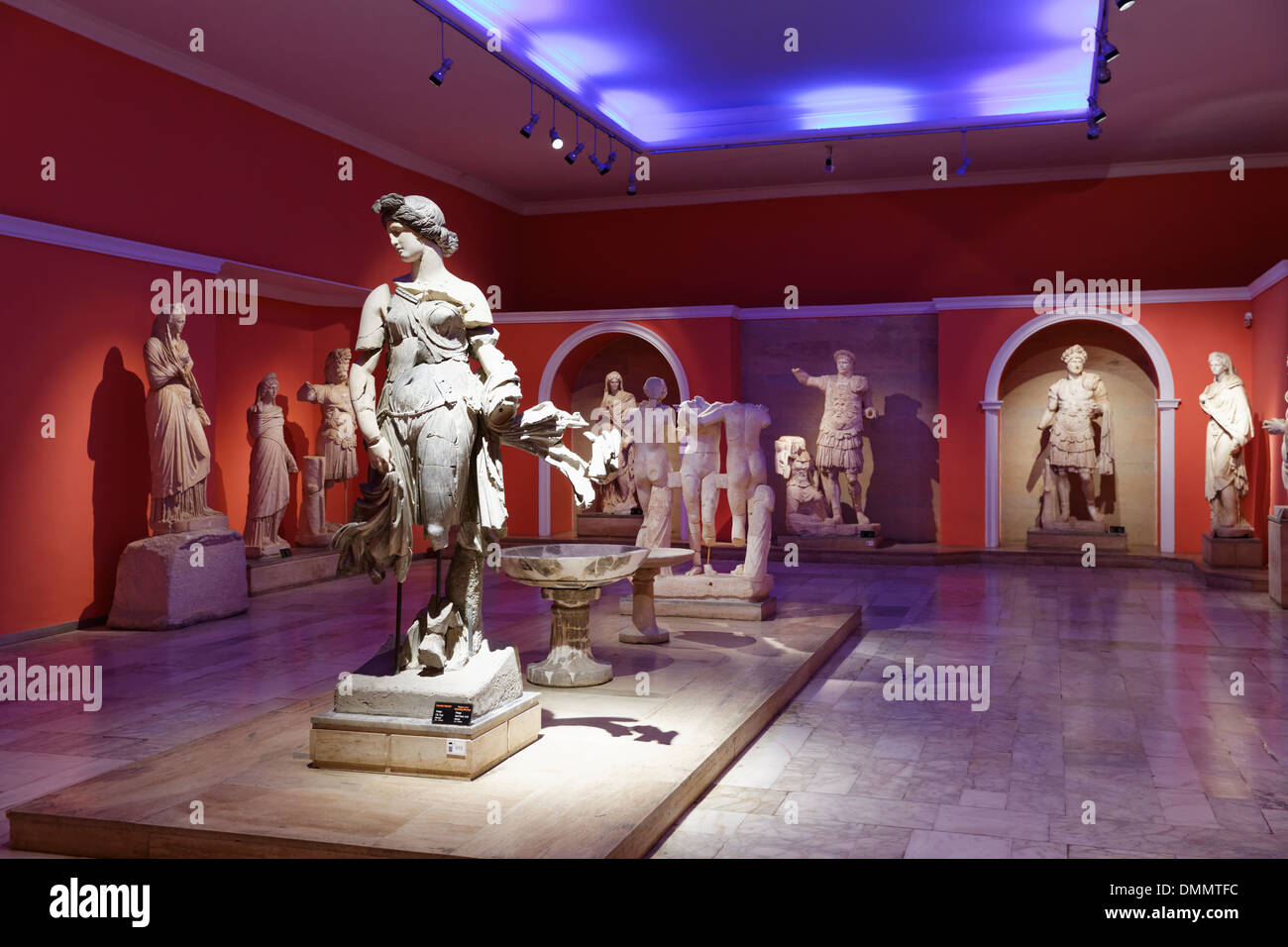 La Turchia, Antalya, Museo Archeologico, statue di Perge Foto Stock